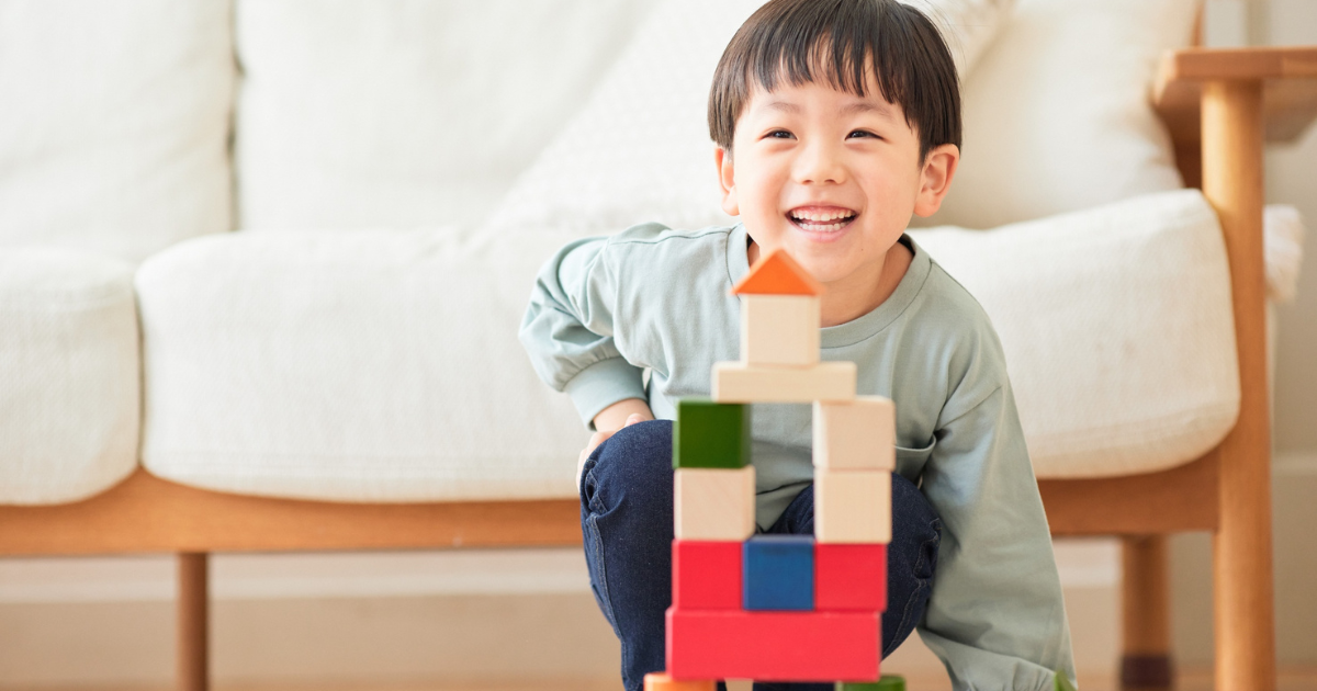 Child playing while pediatric endocrinologist discusses IGF-1 treatment; demonstrates Digivibe device.